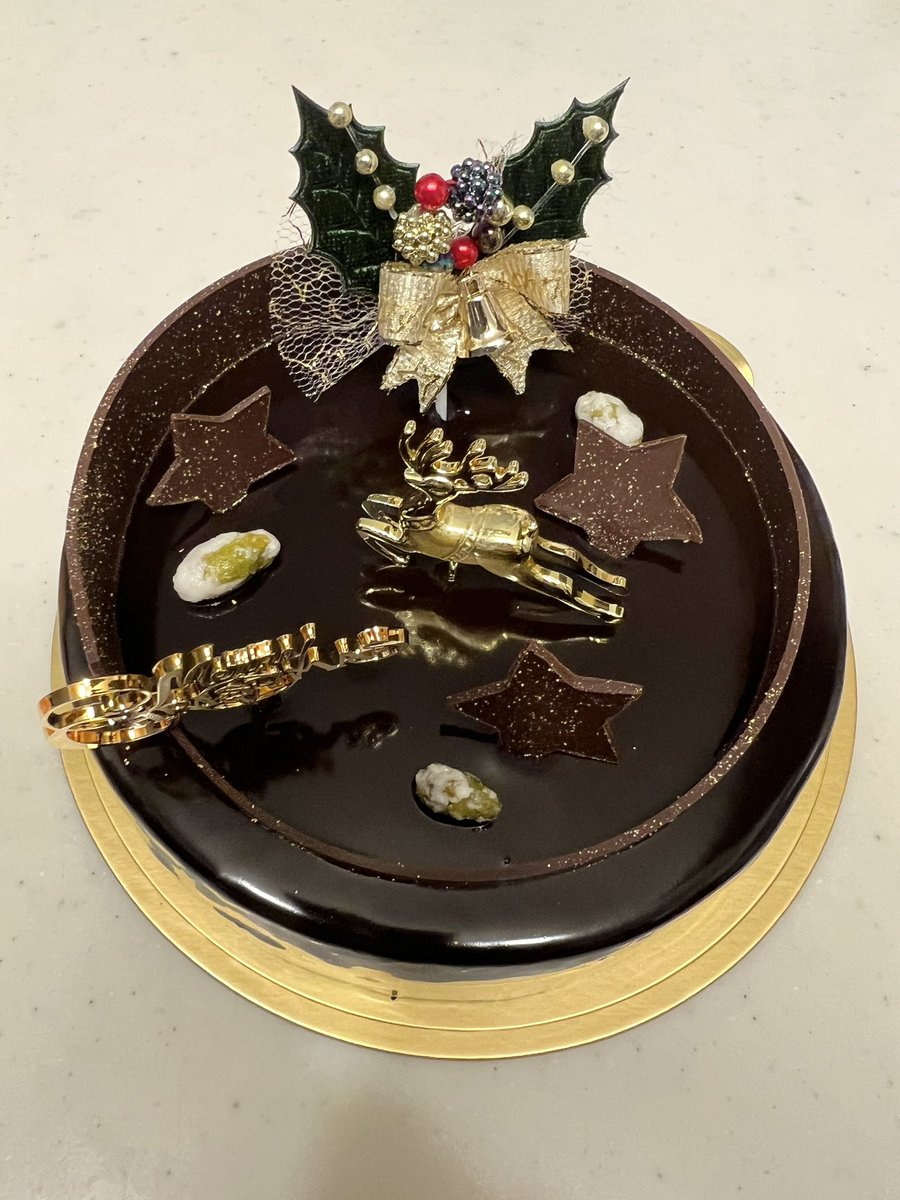 「今年のケーキツヤツヤで可愛かったから切る前にいっぱい写真撮った 」|大島永遠🐾 きみがロ①巻＆大親友⑥巻のイラスト