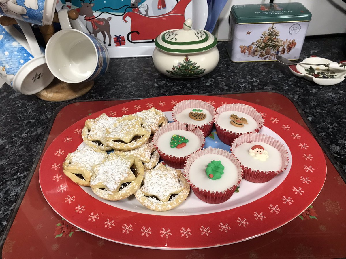 Mince pie or festive cup cake anyone?! #ChristmasFood 🎄🎅