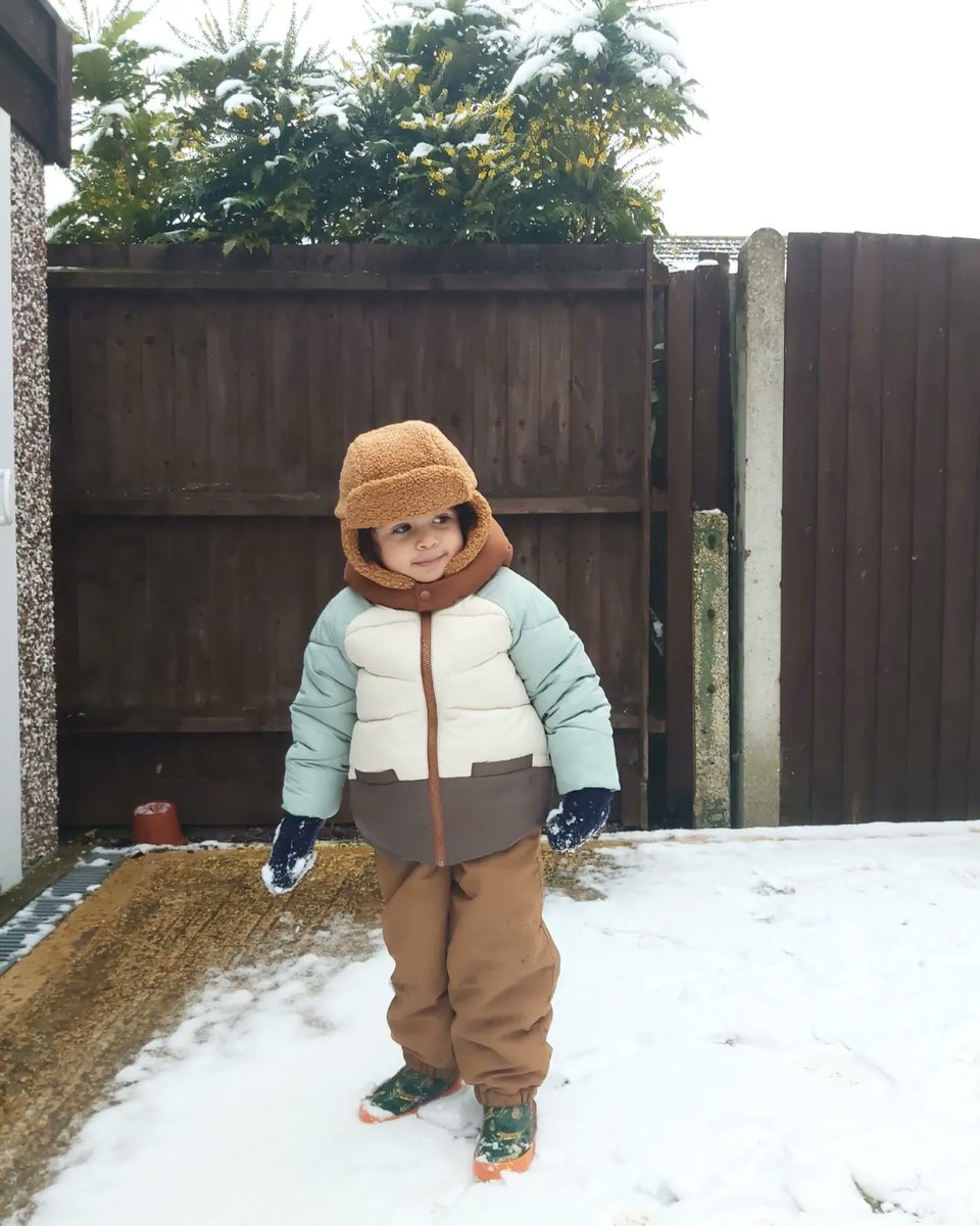 AndreaTyrimos's tweet photo. The first snow in our new home... ❄🏠 

@ANDYZERO8

#cambridgeshire #AndreaTyrimos https://t.co/wePuFizzjA