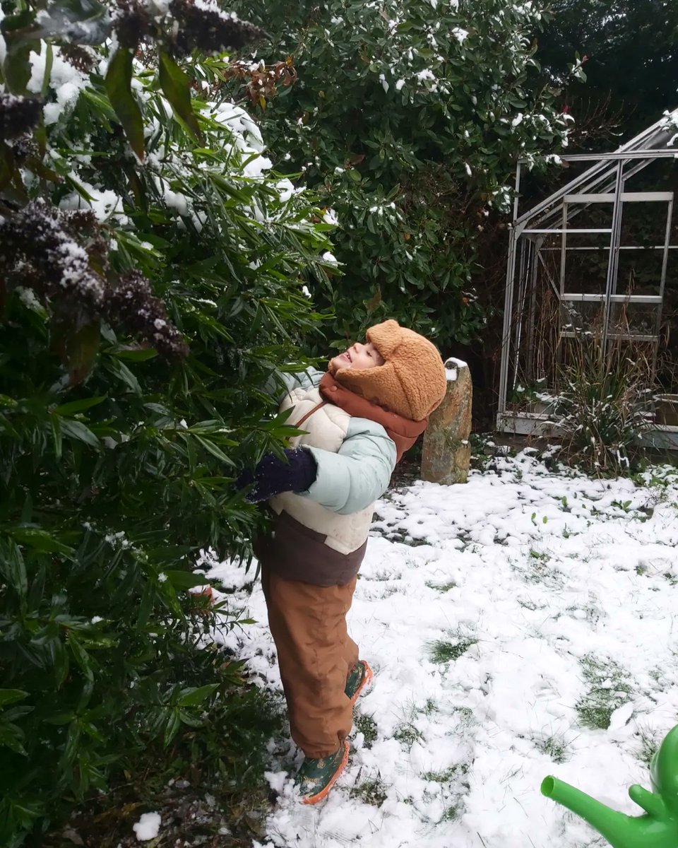 AndreaTyrimos's tweet photo. The first snow in our new home... ❄🏠 

@ANDYZERO8

#cambridgeshire #AndreaTyrimos https://t.co/wePuFizzjA