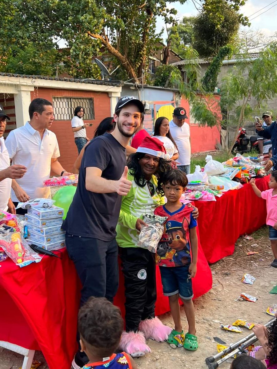 JairfalsS's tweet photo. Gracias a DIOS por permitir devolver la sonrisa a los niños(as) del suroccidente de Barranquilla barrio Cuchilla de villate y alrededores con apoyo de grandes líderes del sector Oswaldo, Julieth, Jairo y muchos. @RRodriguez0515 @zabaraing @rachidcorrea https://t.co/pcmDDZYmqk