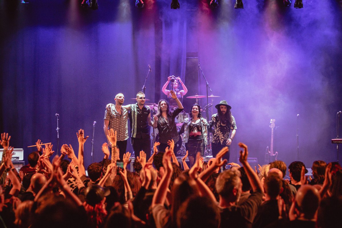 MontanaStomp's tweet photo. Noche intensa en la presentación del album en la Sala La Llotja. Crónica visual de @andrea__silvan y @Rafa_Rubiales 🤘🏼🌵🤘🏼
Más📷en IG/FB - Gracias Elx! https://t.co/45QKne98Eh