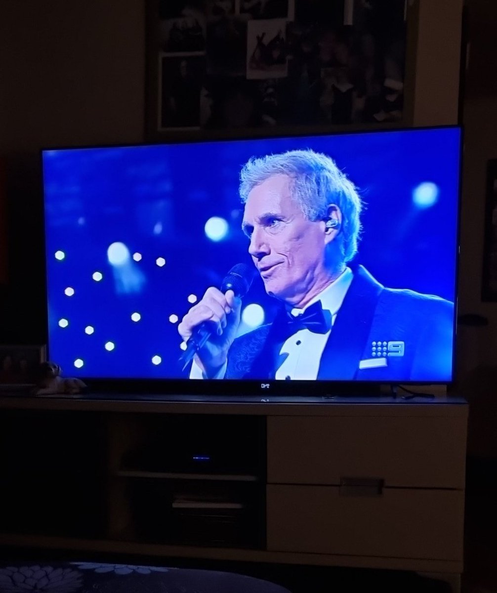 itsjess_b's tweet image. Wishing everyone a very Merry Christmas! Hope you all have a wonderful day with loved ones! 

#carolsbycandlelight