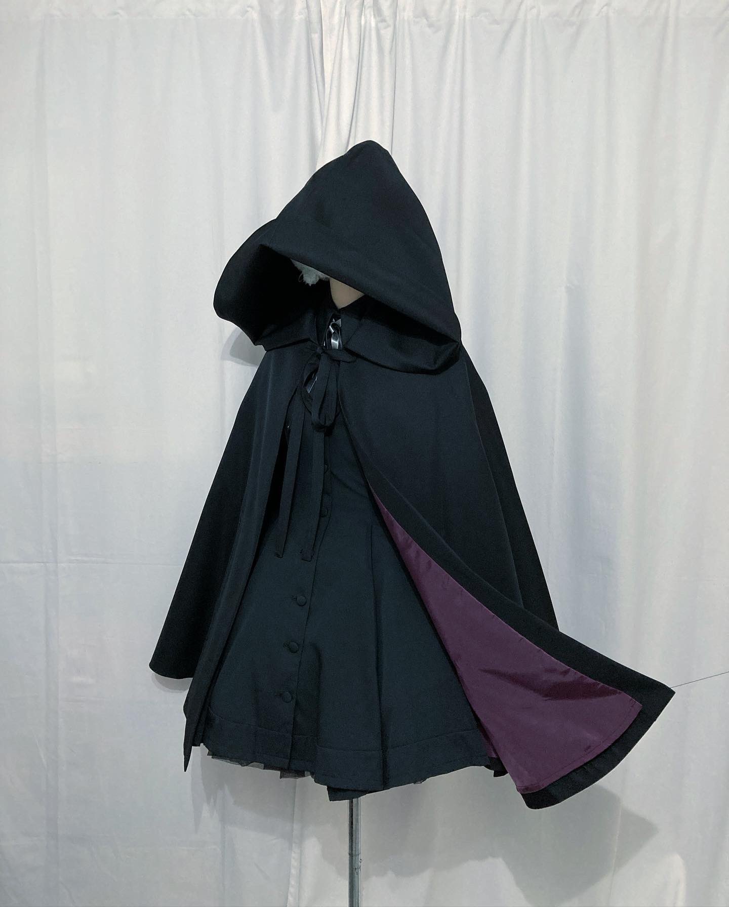ATELIER BOZ フード付きミニマント　黒×ボルドー　ケープ　アトリエボズ ATELIER BOZ フード付きミニマント 黒×ボルドー ケープ