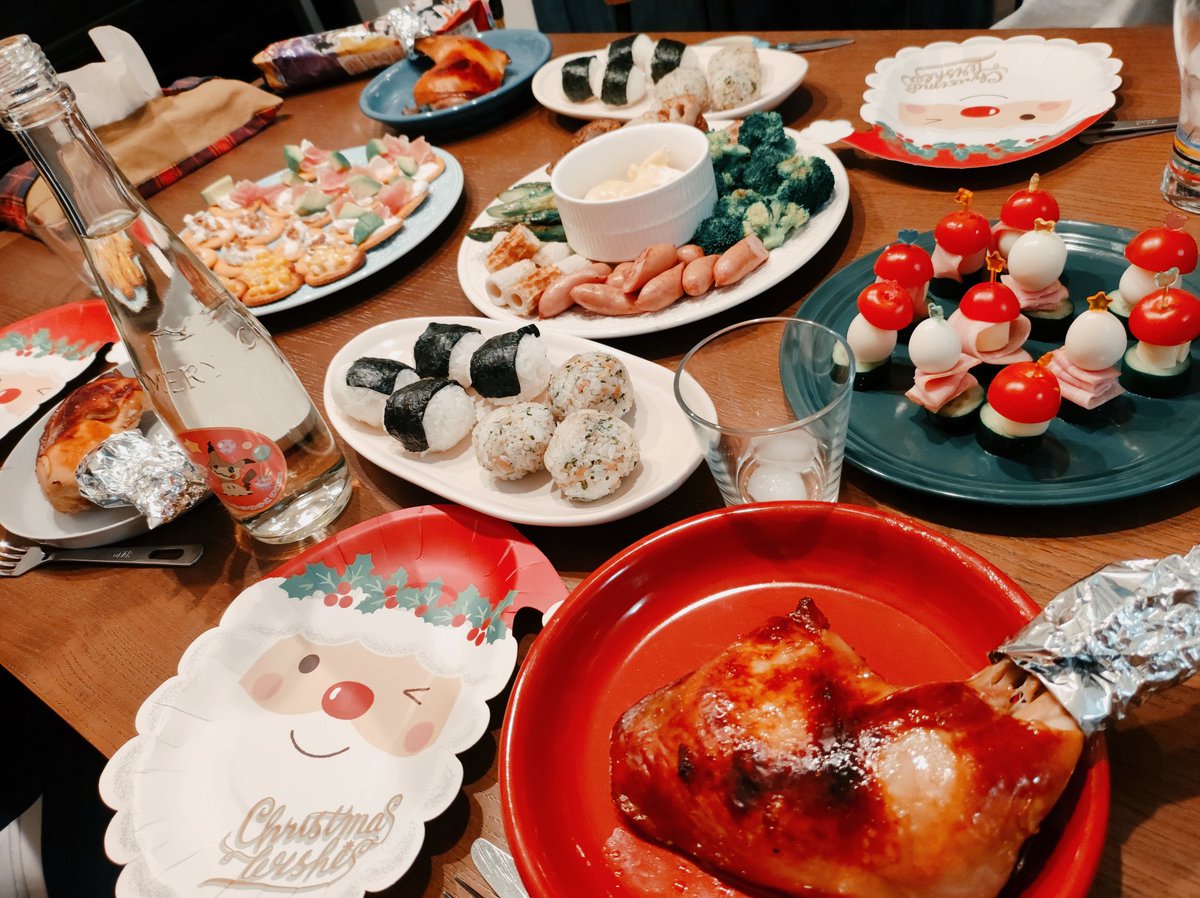 chokomai923's tweet photo. 今年のクリスマスごはん🎄🎅

簡単なものだらけだけど…
前日から漬け込んでおいたローストチキンは
去年より美味しく焼けた♥ https://t.co/1XX4Kh3EHQ