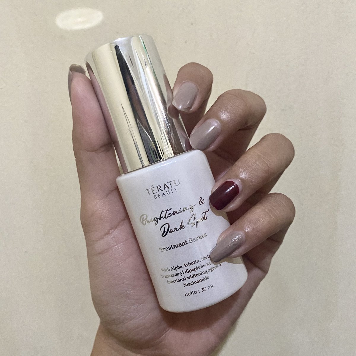 Coba deh bayangin 5 brightening ingredients dijadiin satu?! Terus salah satunya ada Melazero! Familiar gak guys sama ingredients yg satu ini?! 

Buat yg belum tau, Melazero itu whitening agent yg mendapat penghargaan Nobel untuk mengatasi hiperpigmentasi looh! Jadi kepo gaksih?!!