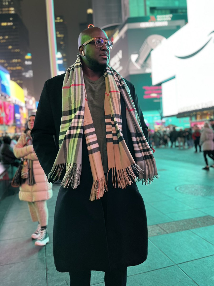 RaashidBrown's tweet photo. “One of the lessons that I grew up with was to always stay true to yourself and never let what somebody else says distract you from your goals. When I hear about negative and false attacks, I really don’t invest any energy in them, because I know who I am.” – Michelle Obama https://t.co/9VMyd1BgVJ