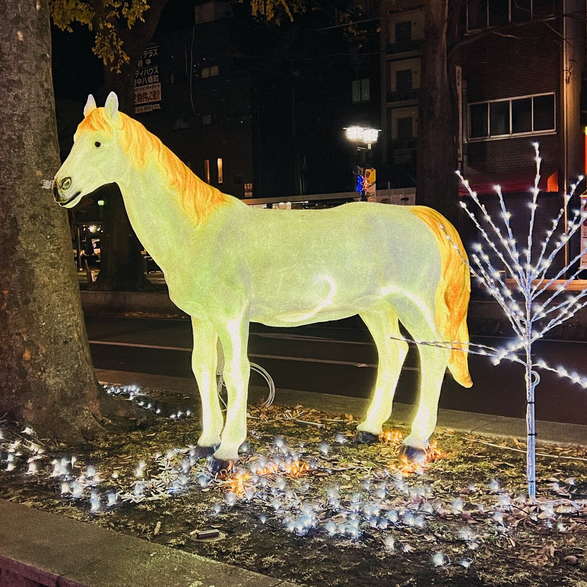 「京王線府中駅前のイルミネーションさすが馬に縁の深い街眺めていて思ったけど馬が光っ」|zinbei/コミティアM12bのイラスト