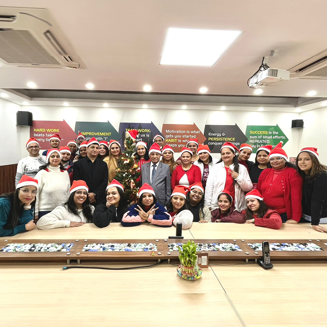 gpcmedicalltd's tweet photo. Happy Holidays from GPC family to yours! May your days be merry, bright, and filled with joy and laughter. Wishing you a merry #Christmas and a happy and prosperous New Year!
#merrychristmas #xmas #christmascelebration #newyear #happynewyear #happyholidays #GPCmedical https://t.co/VSCE8eBRWa