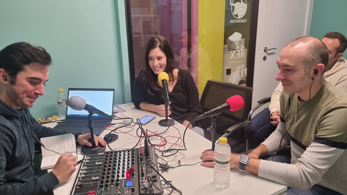 imanolsanchez's tweet photo. 🎙 Ayer pasamos un rato increíble grabando un nuevo #podcast de #Randommania con el actor aragonés Rafa Blanca. Ha interpretado personajes míticos en @OregonTv; Agapito, Lambán o Lafuta entre otros trabajos.
Pronto en los canales de @ivoox y @SpotifySpain de @posicionamarca https://t.co/LkqS4nOZRB