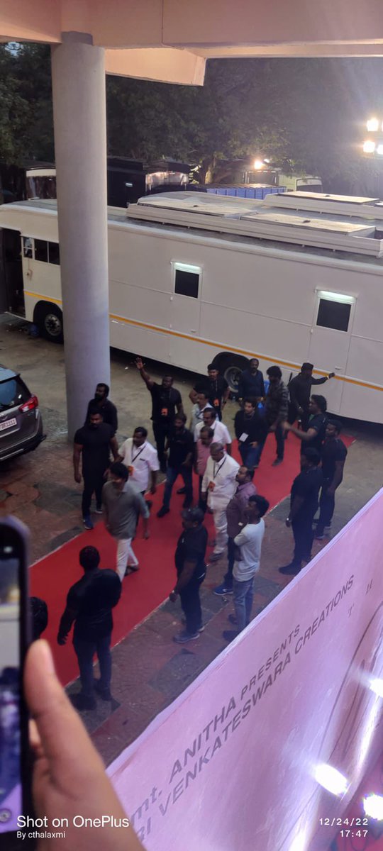 LooksVijay's tweet photo. @actorvijay Mass Entry 🔥
#ThalapathyVijay #VarisuAudioLanch #VarisuAudioLaunchDay #VarisuTrackList https://t.co/ppU67G349h