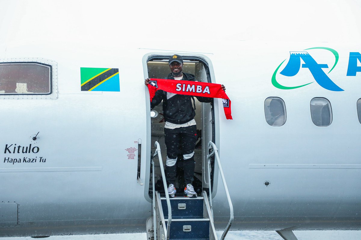 SimbaSCTanzania's tweet photo. Saidi Ntibazonkiza amefika jijini Mwanza kujiunga kambini na wachezaji wenzake. #NguvuMoja https://t.co/pho1oiQOh0
