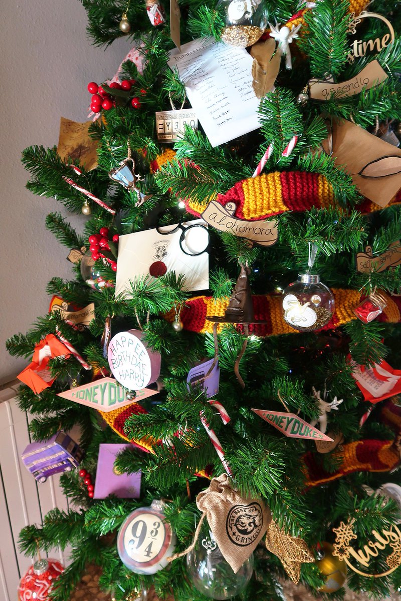 Myreeth's tweet photo. ¿Algún fan de Harry Potter por aquí?

Vengo a enseñaros nuestro árbol de navidad, ¡que es pura magia! 🌲✨

¿Os gusta? 🥺 https://t.co/ld9HC5pBos