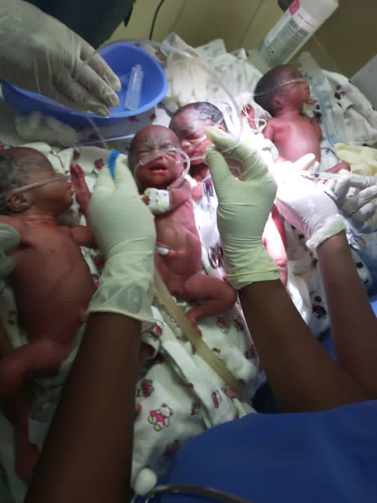 Eliachim2's tweet photo. 24.12.2022 in Burundi military hospital of Kamenge, a woman gives birth to 6 babies at once:3 girls, 3 boys. All alive and healthy. #Burundi, #health, #fertility https://t.co/uMdYC6zSQX