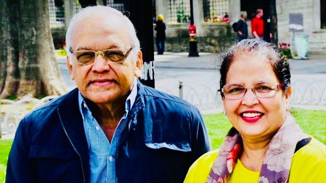 aish_bachchan_'s tweet photo. Dearest darling Mommy-Dodda❤️and Daddy-Ajja❤️Much love and prayers on your Anniversary💝💖💗💕💐Love you infinitely❣️ https://t.co/aIa2JlOIrv