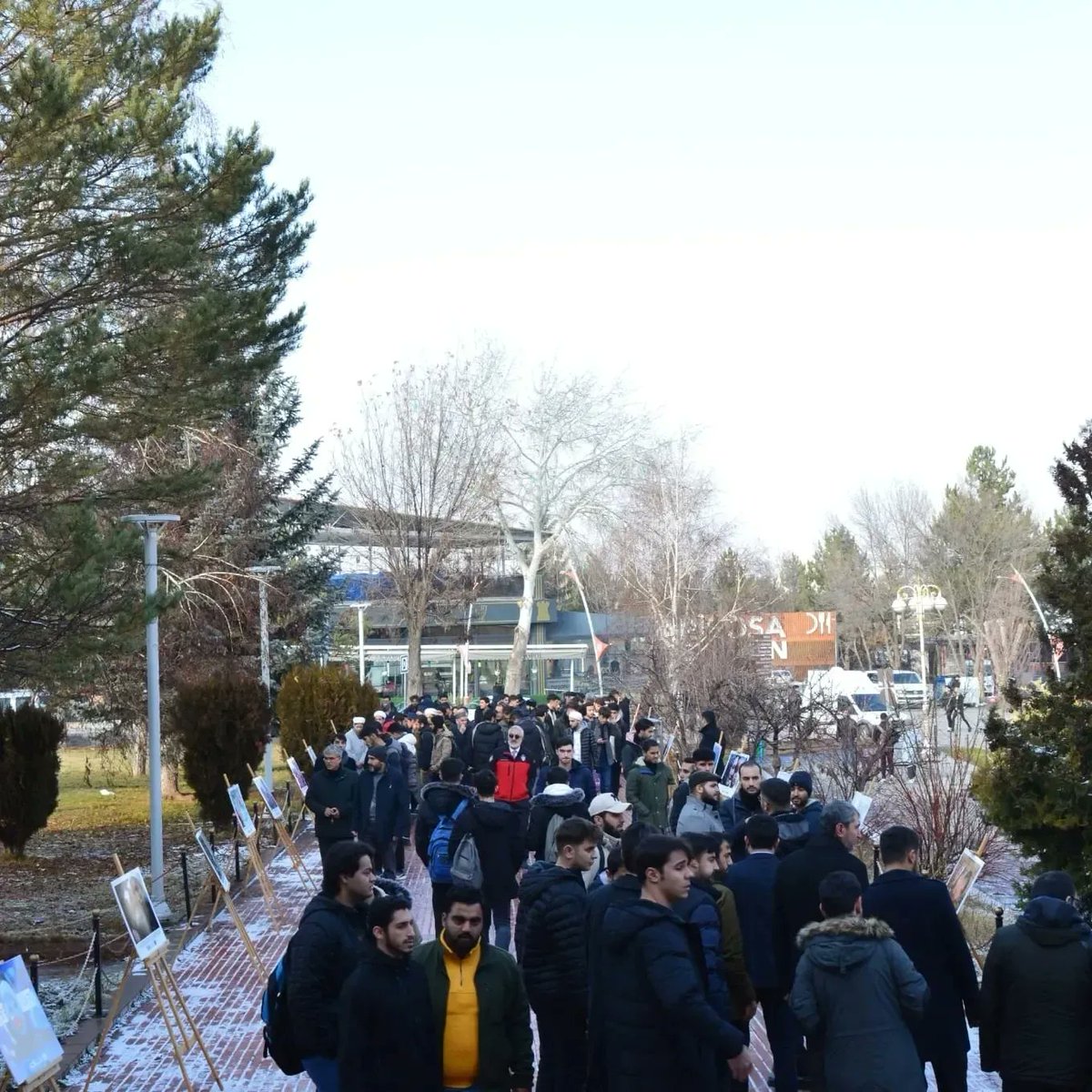 İçinde Hayat Vakfı'nın da bulunduğu çok sayıda öğrenci kulübü ve sivil toplum kuruluşu, "Müslümanlar Kardeştir" diyerek Doğu Türkistan'daki zulme tepki gösterdi. Cuma namazı sonrası basın açıklamasıyla başlayan program, yürüyüşle ve fotoğraf sergisiyle devam etti.