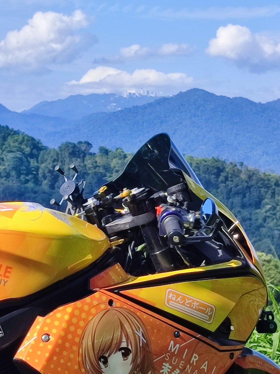 AreMeerulAMG's tweet photo. バイクで遠くまで走るのは久しぶりです。  🏍️
それは私の背中を痛めています。 😵
ここからゲンティンハイランドが見えます。 🏰
次回はそこに行きます。 🚩🏍️

@MYitasha
#itasha #痛車
#malaysianitashamovement 
#animangaki2022 
#SmartDoll
#MiraiProject
#dannychoo
#cosplay https://t.co/hliMF08Tkw