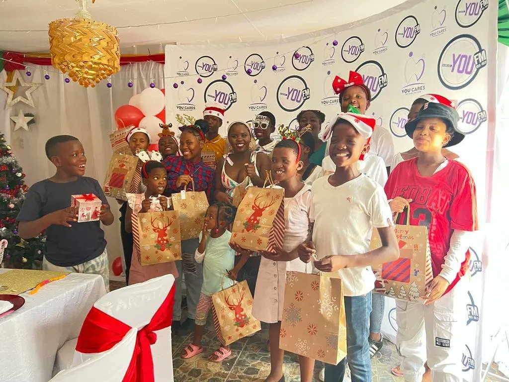 YOUFM898's tweet photo. #YOUCARES making Christmas special at Rakatane place of safety in Tlhabane. 
YOUFM team spread joy and happiness by hosting a Christmas party for the children. A fun-filled day with games, treats, a special lunch and Christmas gifts for each child. 
Wishing YOU a Merry Christmas https://t.co/mlIPTj7Pjy