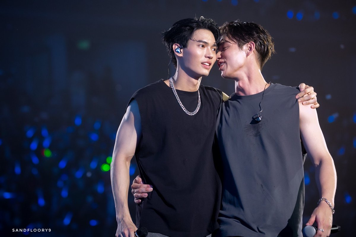 cihal_'s tweet photo. Someone who seems so eager to kiss😂😍🙏

#ไบร์ทวิน
#bbrightvc
#winmetawin #BrightWinConcert https://t.co/WA9Fx0lMCy