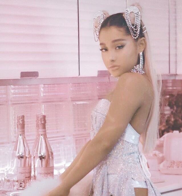 AGSpotifyStats's tweet photo. “Santa Tell Me” got 6,473,934 streams yesterday!

— it’s at the peak of #6 which is the biggest PEAK of this year! https://t.co/zzGkaQA1hn