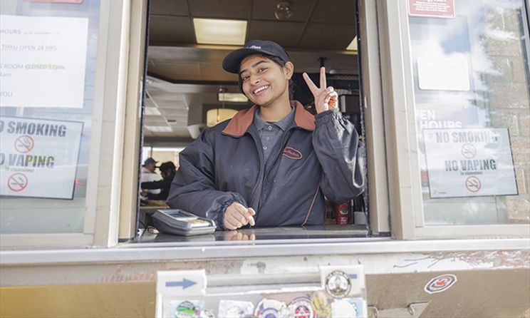 A chain reaction of #Christmas cheer plays out at the Tim Hortons drive-thru in #Orillia
torstar.co/hEXX50M8sOS