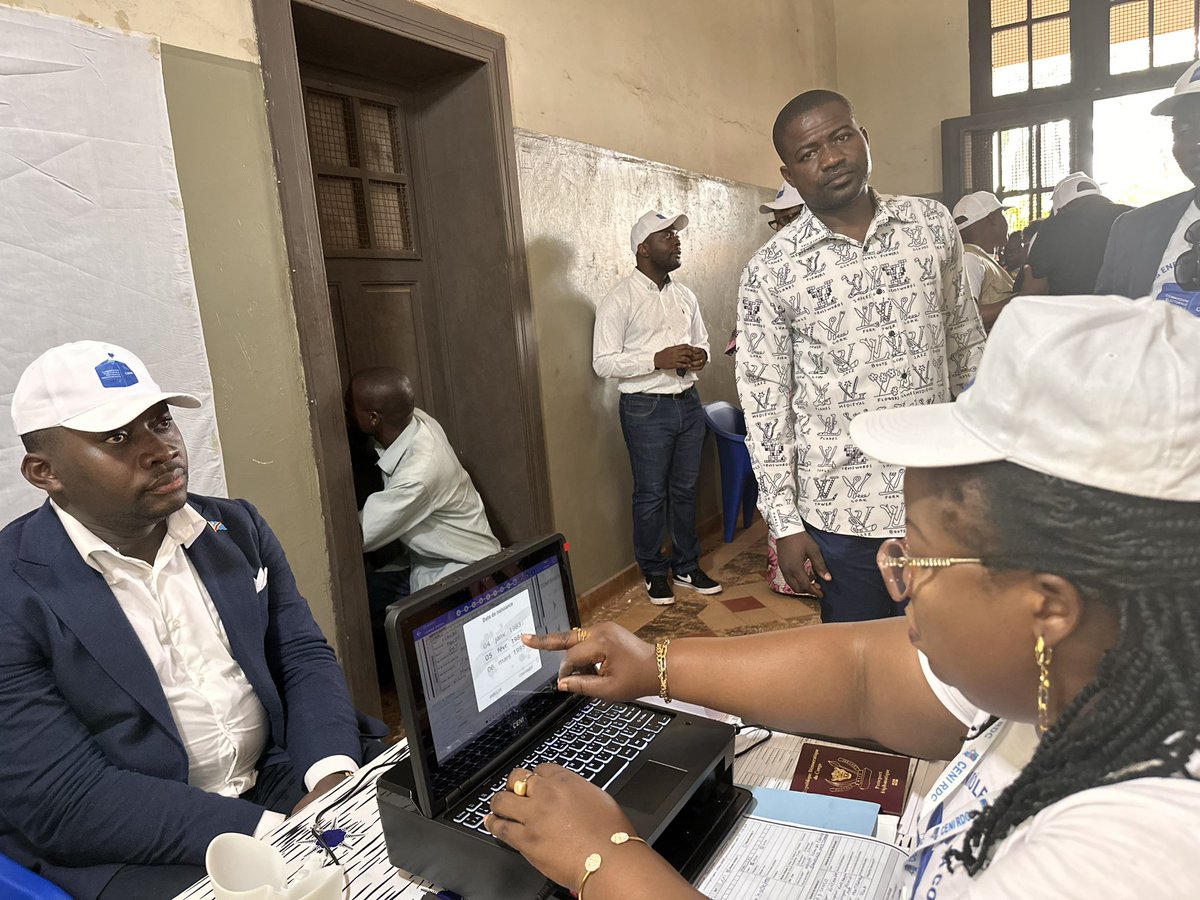 Guy_Loando's tweet photo. Démarrage effectif des opérations d’enrôlement nous avons obtenus aujourd’hui notre carte d’électeur à l’Ecole Liziba (Groupe Scolaire) à Mbandaka, des mains du Chef de Centre qui est mon ancien Maître de la 2ème année Primaire à la même école, Monsieur ITEMA  DJEMA.Historique. https://t.co/OHwvJfLNcQ