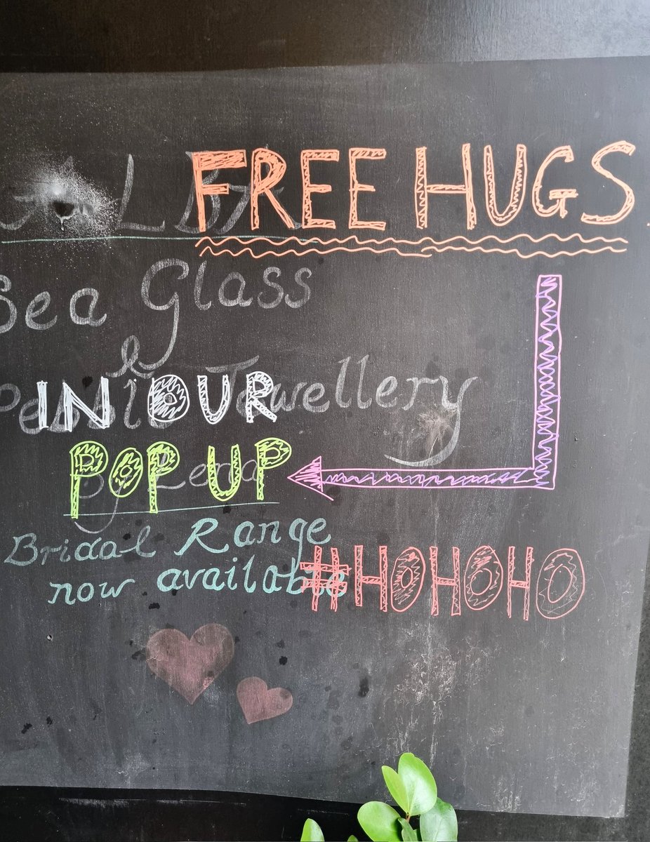 Free Hugs 

#OriginalArtists #PopUpShop #KempockStreet #Gourock