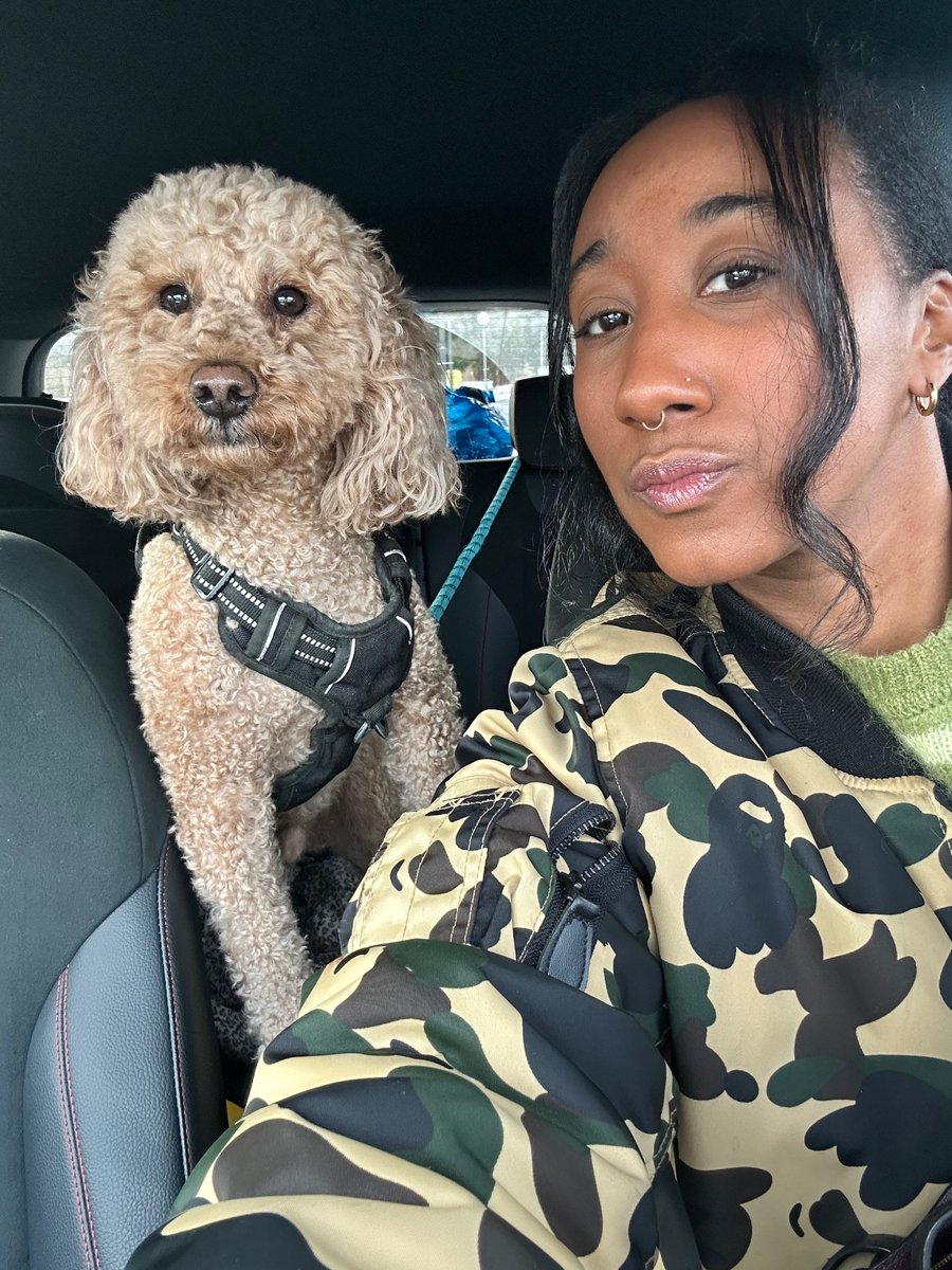 Me & Ché are in a sainsbury’s car park on Xmas Eve! We Could be here a while 🥴! However I am also on the radio! Xmas Eve special right now on @BBC6Music! Getting you through the last minute dashinggsssss 👉🏾 bbc.co.uk/programmes/m00…