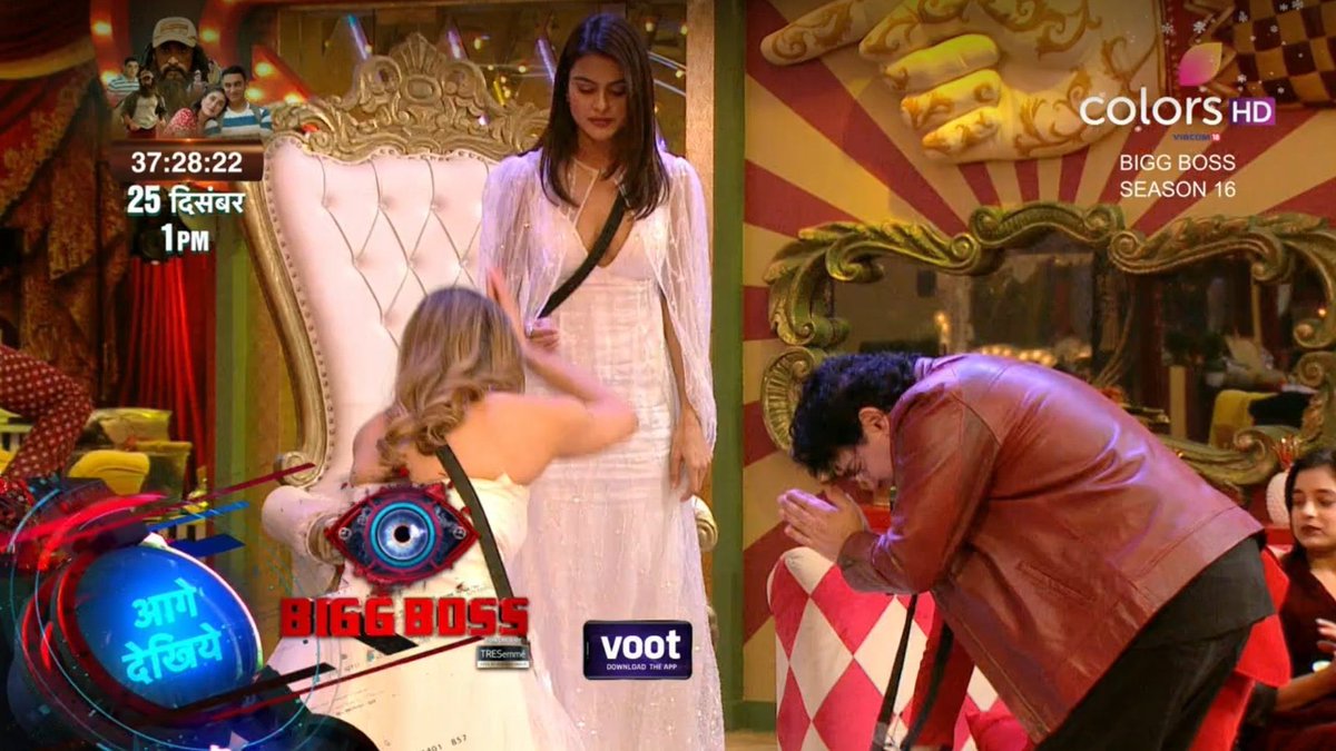 devil_nahyan's tweet photo. Yup slaves bow down the Queen is right there!
This is our Queen .
STAY STRONG PRIYANKA https://t.co/Ho5p79Ib6d