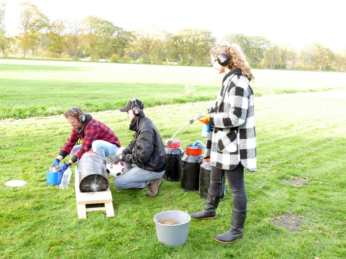 Tip 3: Zorg voor EHBO. Carbidschieten blijft spelen met vuur. Zorg dat je naast de verbanddoos ook altijd iets bij de hand hebt om te blussen. Zand voor het doven van carbid of een blusdeken zijn ideaal. Zo kun je snel handelen als er toch iets verkeerd gaat.
#WieisdeBock