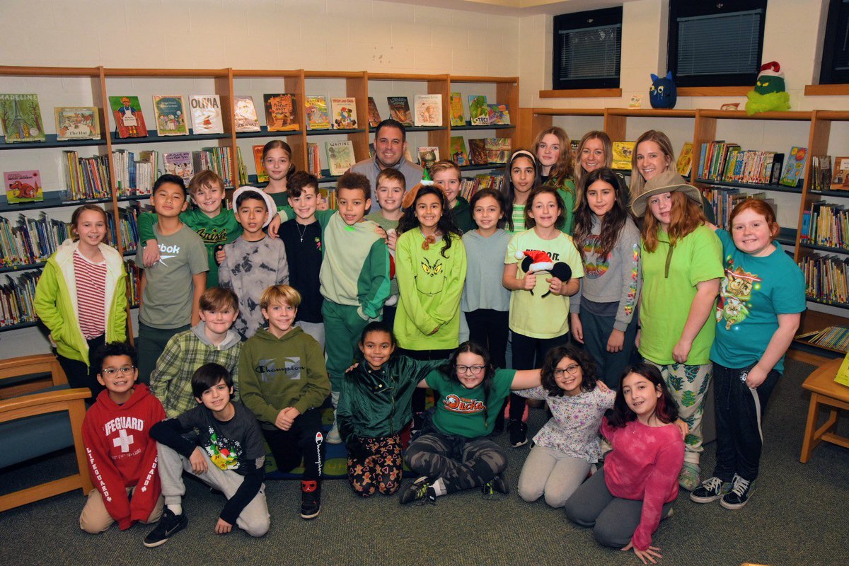 ANTHONYDESPO's tweet image. Before heading off to holiday break, I was invited to talk to #NY04 students @CentreAve_ERSD in #EastRockawayNY. 

We chatted about branches of govt, how municipalities work together &amp;amp; discussed political campaigns. 

Great questions/awesome convo. Thanks for having me!