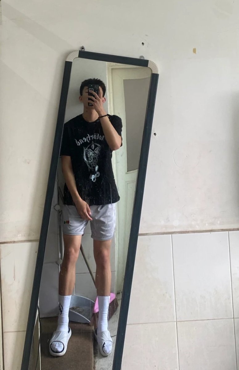 zeyubr's tweet photo. 黑皮白袜配灰裤子？ https://t.co/hHQIDumd8P