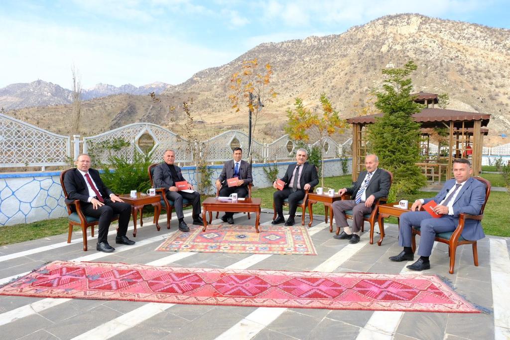 hesar73's tweet photo. TRT KURDİ Rojeva welat programında Rıdvan ATABEY moderatörlüğünde Silopi ilçemizin genel durumu konuşuldu. 
@TRTKurdiTV 
@mirzatetik78 https://t.co/XqyC99xYzm
