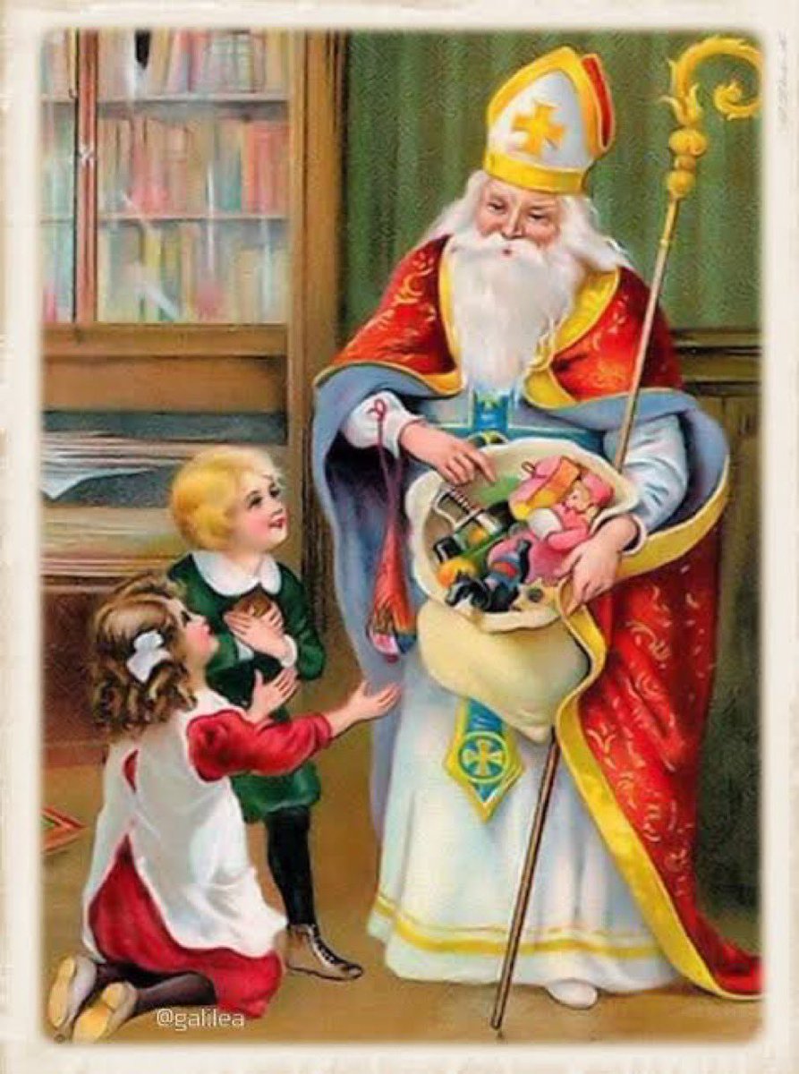 La imagen de Papá Noel llegó a las Américas desde los Países Bajos en la figura de Sinterklaas, el santo que trae regalos a los niños holandeses el 5 de diciembre.

En 1809, el escritor Washington Irving deformó el nombre holandés en ‘Santa Claus’.

¡Feliz Navidad!