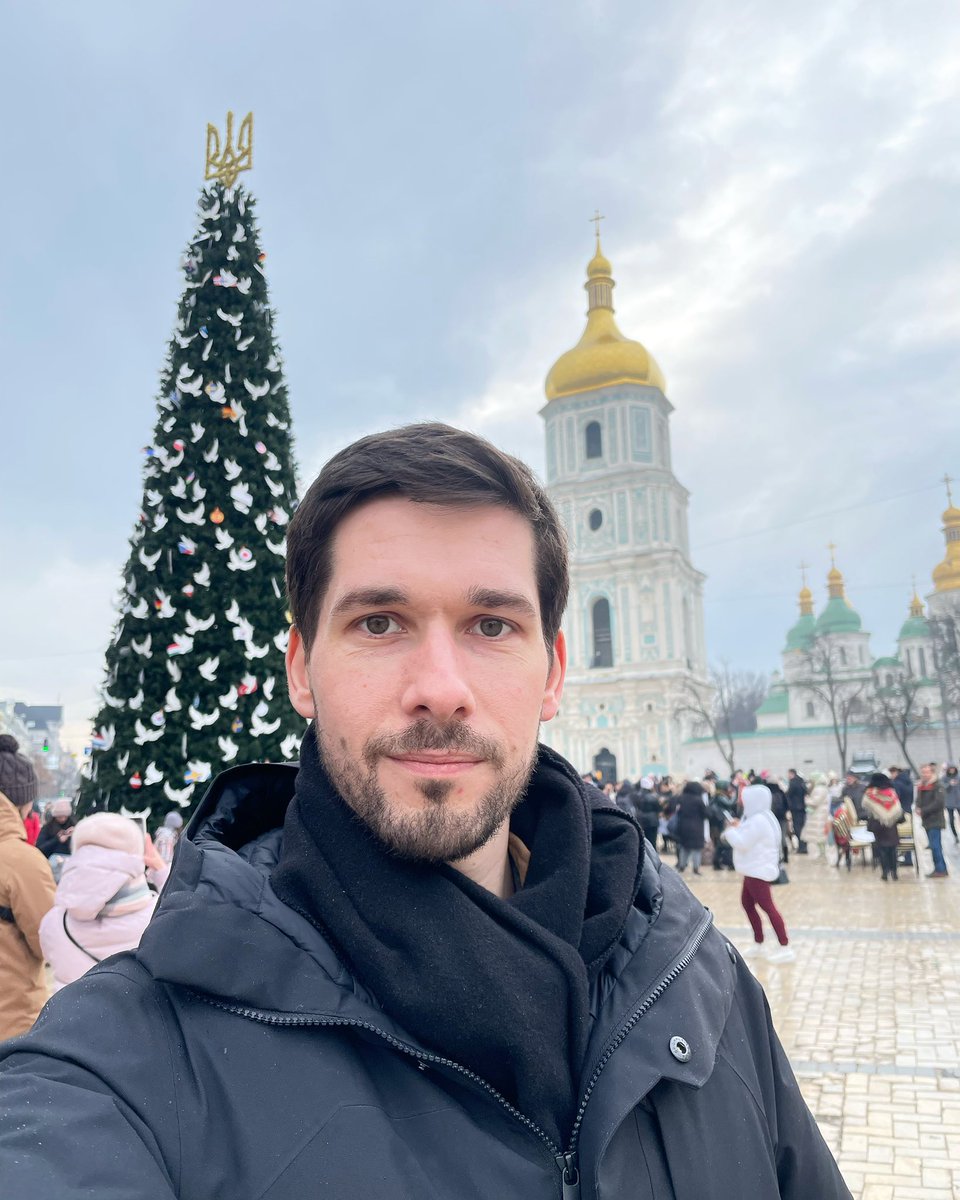 Ich sende euch Weihnachtsgrüße aus Kyjiw. War mittags an der Sophienkathedrale spazieren. Hier machen Familien &amp; Paare Fotos vor dem Weihnachtsbaum. An Heiligabend, 10 Monate nach Beginn der russischen Invasion. Habt schöne Tage mit euren Liebsten &amp; vergesst die Ukraine nicht.