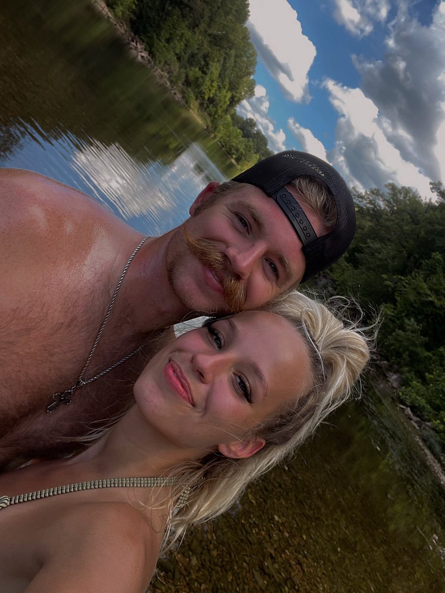 mikey_hendy's tweet image. I sure do love you. I wouldn’t rather spend Christmas with anyone else. Remember, you are the most beautiful woman on this planet. If you act right I might buy you a ring ;)