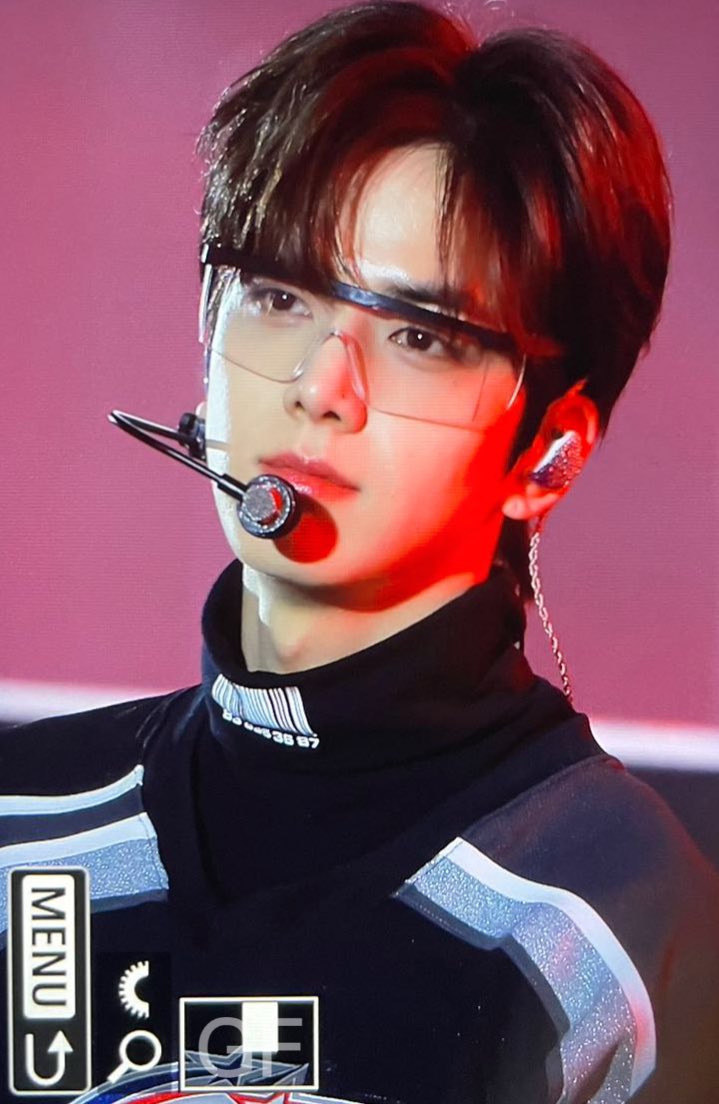YHOONLOOKS's tweet photo. he’s very gorgeous https://t.co/RTBKPcOIly