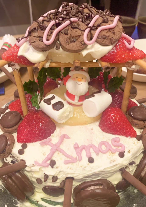 今年はスポンジを貰ったので、子供達に自由に飾りを任せました🎂
何やらケーキの上に小屋を作ってました。

味はお菓子で甘すぎでしたが、楽しかったですよ☺️ 