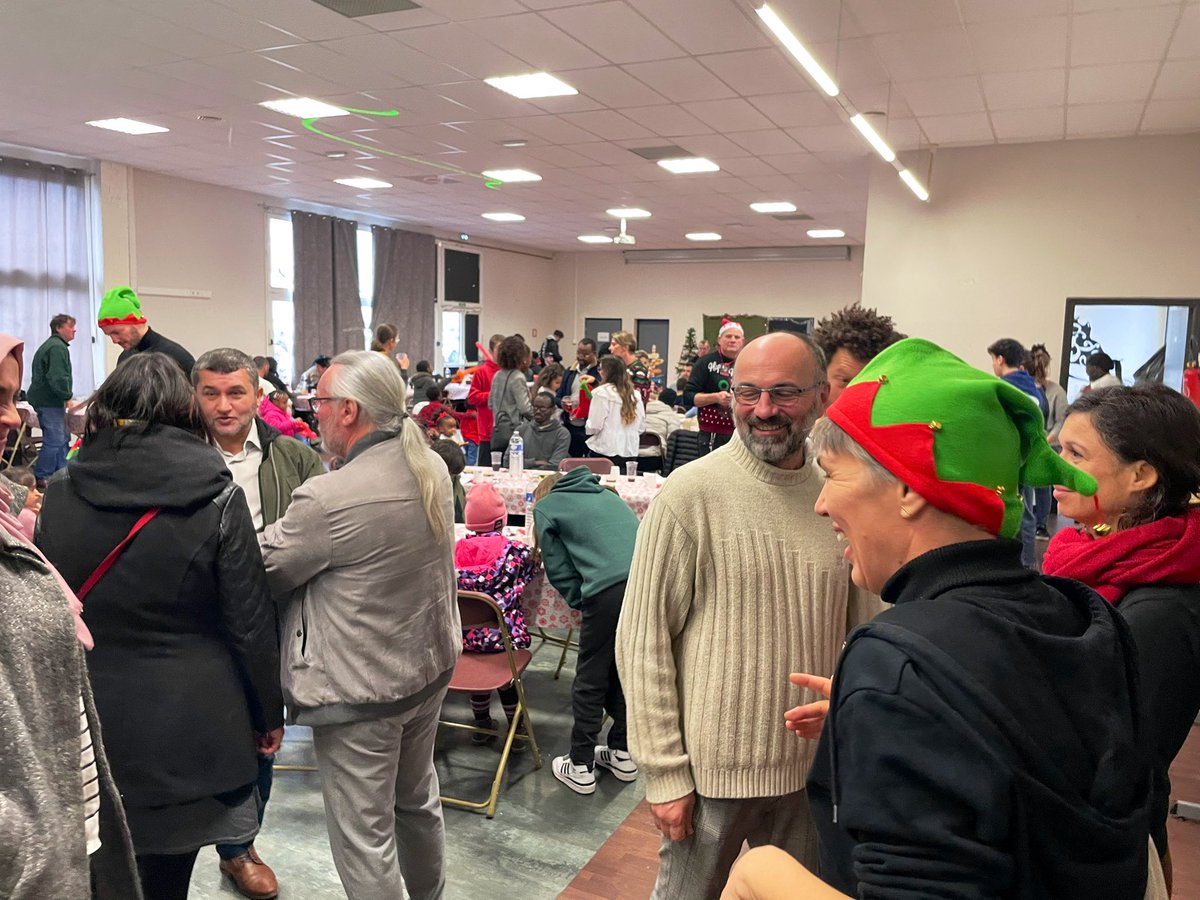 guillaumegarot's tweet image. Un Noël solidaire pour ceux qui sont isolés ou dans la difficulté : @CooKitch a su mobiliser cette année encore des bénévoles de ttes générations, de tte la Mayenne. Une vraie fête de la Fraternité !
Merci à elle, merci à eux, et merci aux traiteurs et généreux donateurs. 
#Laval