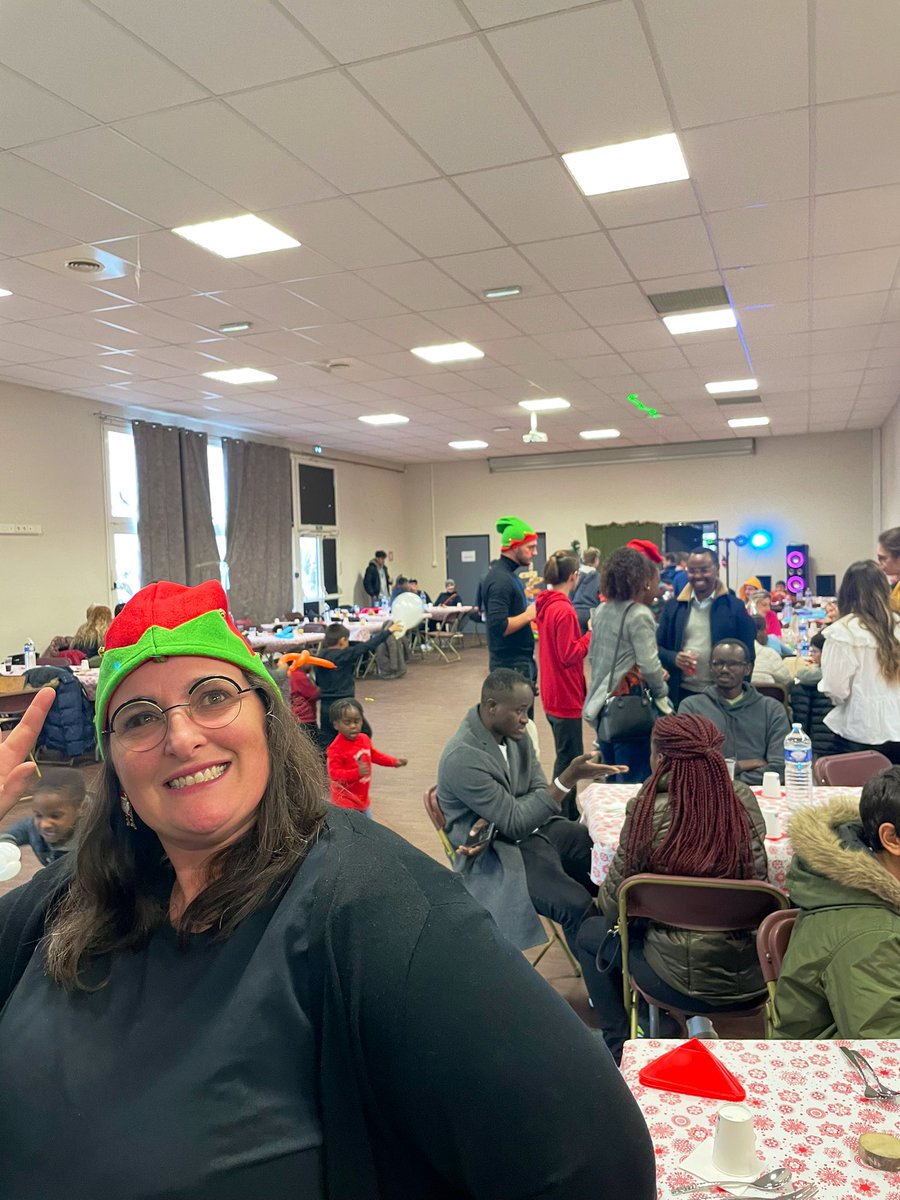 guillaumegarot's tweet image. Un Noël solidaire pour ceux qui sont isolés ou dans la difficulté : @CooKitch a su mobiliser cette année encore des bénévoles de ttes générations, de tte la Mayenne. Une vraie fête de la Fraternité !
Merci à elle, merci à eux, et merci aux traiteurs et généreux donateurs. 
#Laval