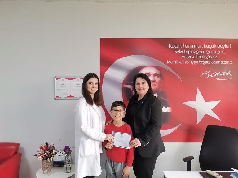 BlkBahcesehir's tweet photo. İnsan Hakları Evrensel Beyannamesinin 74. Yılı Kutlama Etkinlikleri kapsamında düzenlenen resim yarışmasında il üçüncü olan öğrencimiz Can Öntan’ı başarılarından dolayı tebrik eder, başarılarının devamını dileriz 👩🏻‍🎨🎨 @ozgeeasln @BuketAdiguler @ilkay_tandogan https://t.co/9L9FU3hMsp