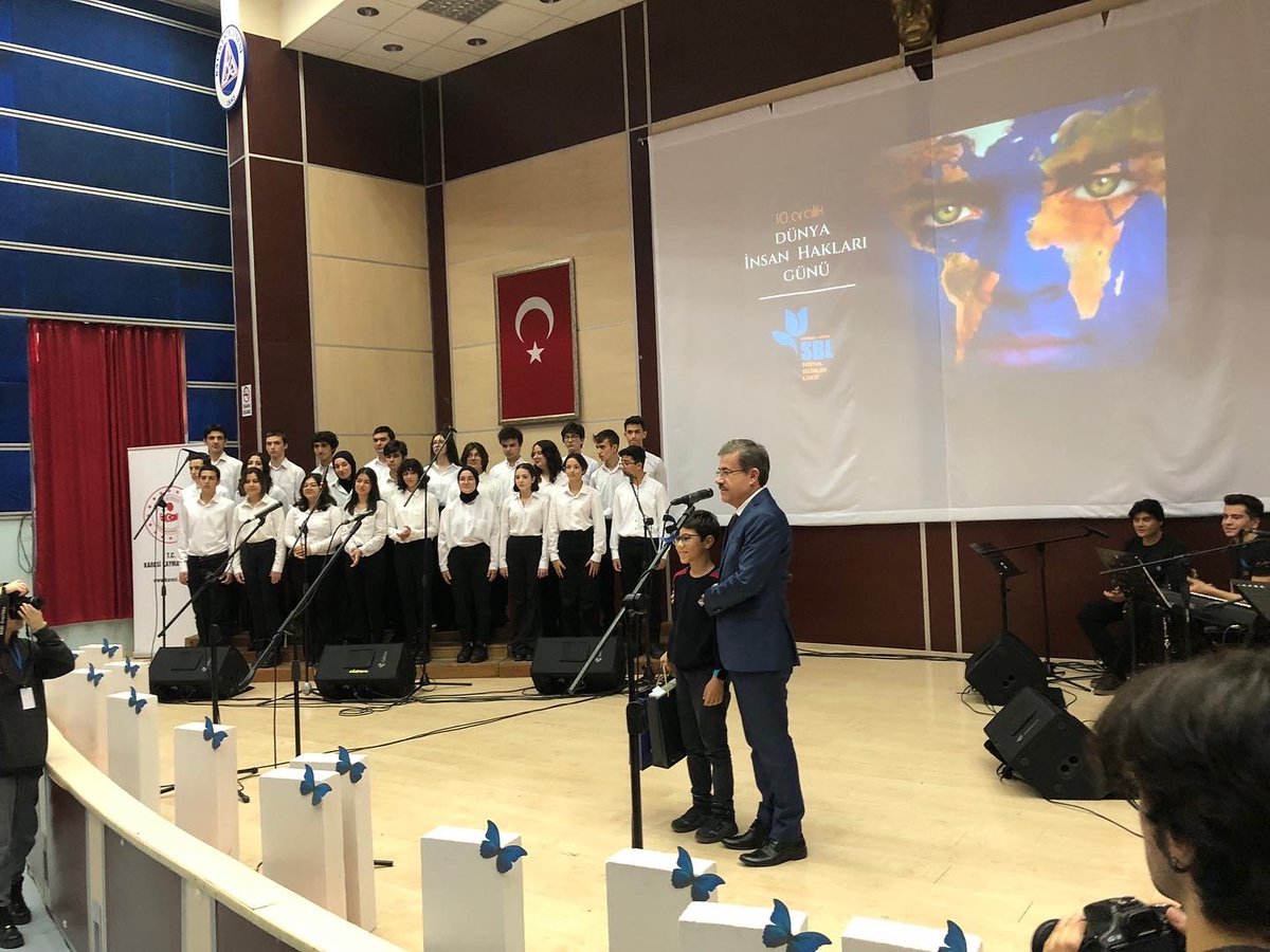 BlkBahcesehir's tweet photo. İnsan Hakları Evrensel Beyannamesinin 74. Yılı Kutlama Etkinlikleri kapsamında düzenlenen resim yarışmasında il üçüncü olan öğrencimiz Can Öntan’ı başarılarından dolayı tebrik eder, başarılarının devamını dileriz 👩🏻‍🎨🎨 @ozgeeasln @BuketAdiguler @ilkay_tandogan https://t.co/9L9FU3hMsp