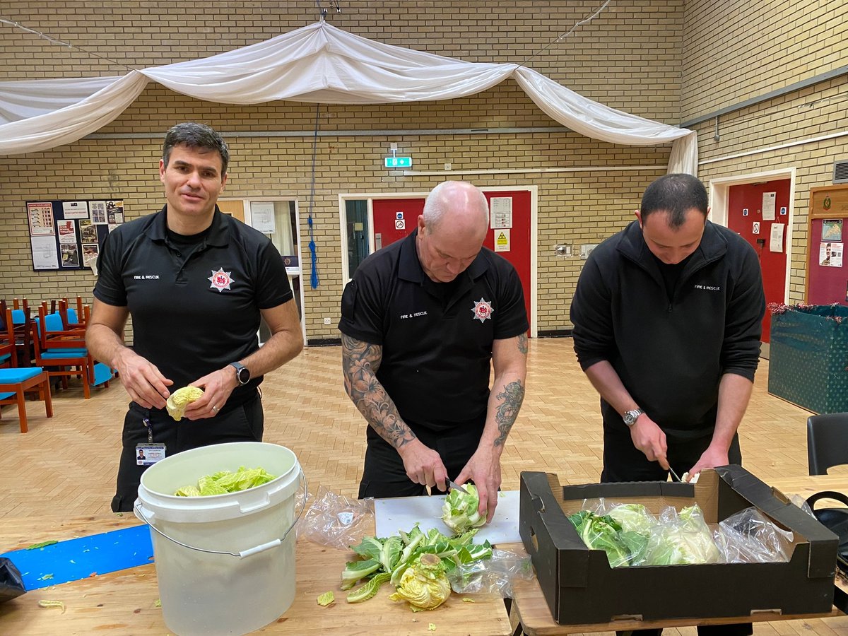 PlymouthGroup's tweet photo. #Operationsnow
This morning, Greenbank and Crownhill Fire crews attended the TA centre at Derriford to help Operation Snow. This Organisation helps to ensure that the homeless have a warm Christmas dinner, sure those were tears of joy whilst peeling the onions π
π https://t.co/sDCTSjjGjv