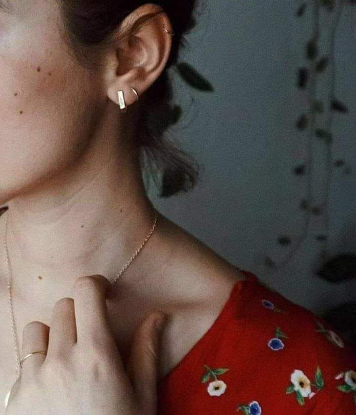 مدري شگد سهر وشگد عشگ بيّه 

وشگد مِستحه وعاطفه وحنيه 

ما شمّ الهـوه أتنفس رگب و أزلوف 

لحد ما گمت أحس بـ ريتي ترچيه