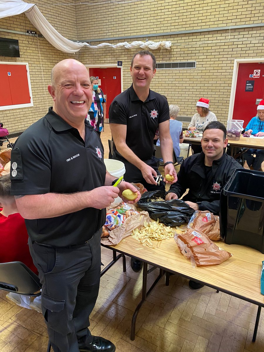 PlymouthGroup's tweet photo. #Operationsnow
This morning, Greenbank and Crownhill Fire crews attended the TA centre at Derriford to help Operation Snow. This Organisation helps to ensure that the homeless have a warm Christmas dinner, sure those were tears of joy whilst peeling the onions π
π https://t.co/sDCTSjjGjv