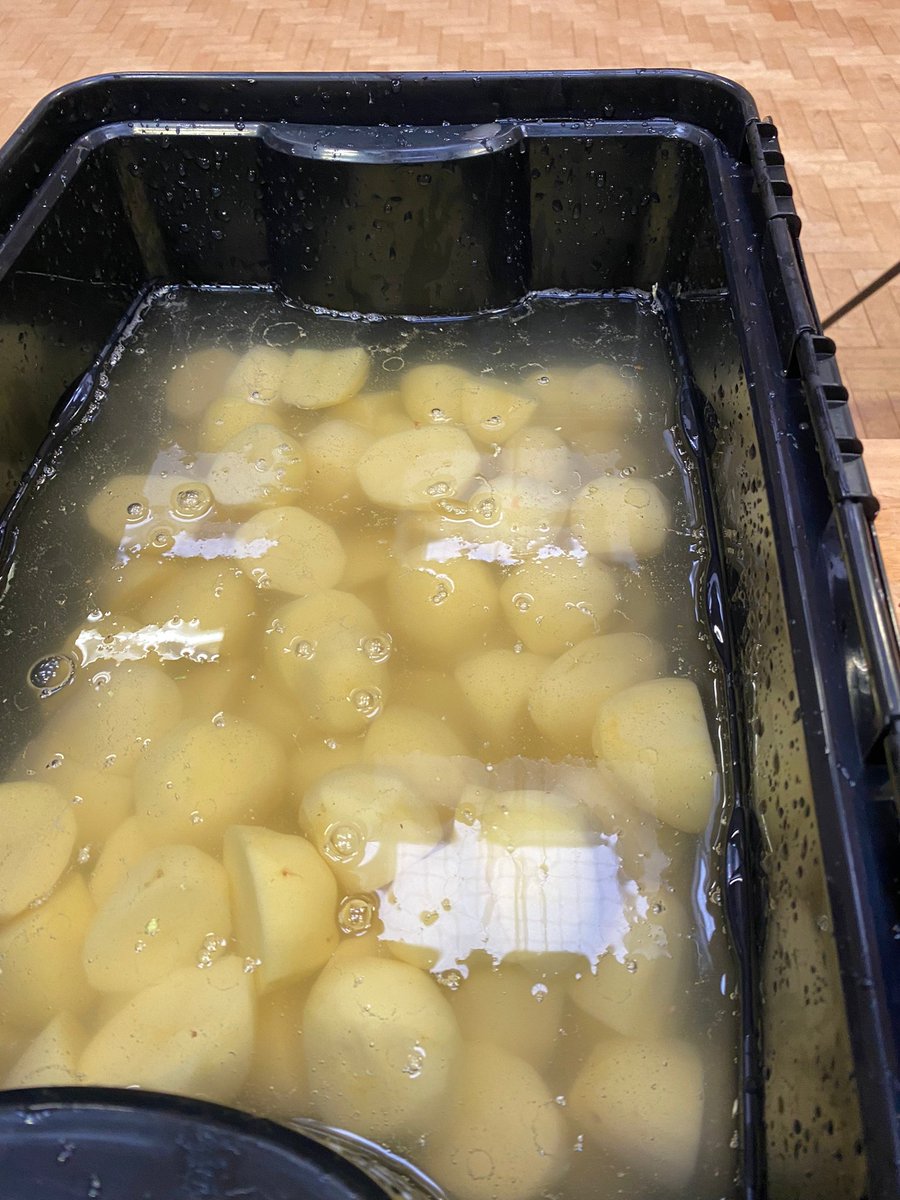PlymouthGroup's tweet photo. #Operationsnow
This morning, Greenbank and Crownhill Fire crews attended the TA centre at Derriford to help Operation Snow. This Organisation helps to ensure that the homeless have a warm Christmas dinner, sure those were tears of joy whilst peeling the onions π
π https://t.co/sDCTSjjGjv