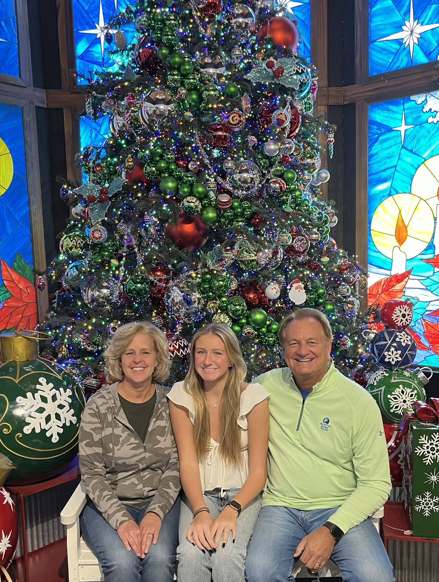 Merry Christmas and Happy Holidays from our family to yours!🎄🎅🏼🎁☃️❄️