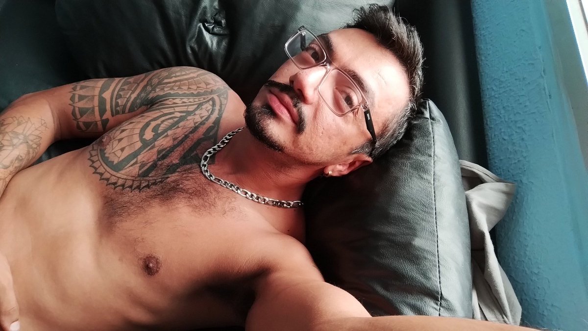 Um dia de sol, pra vários dias de luta.
Um dia de sol, pra não ir embora.
Um dia de sol, duas crianças e o amor.