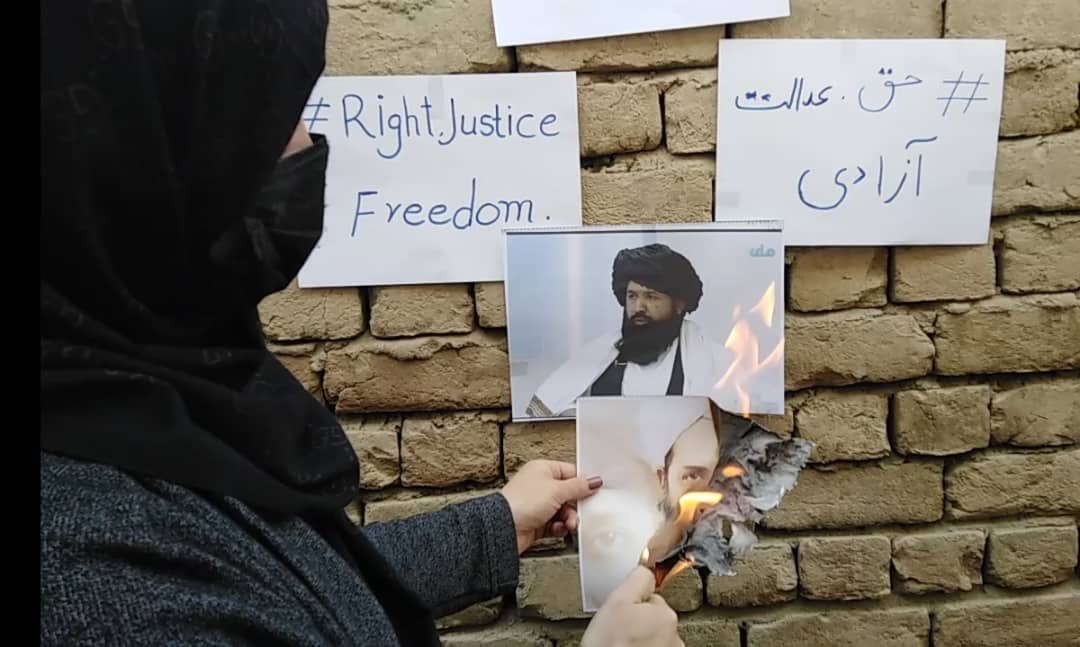 waliarian's tweet photo. زنان نترس امروز؛ کاری را که هیچ مردی نمی‌تواند بکند اما این زنان افغانستان استند که می‌کنند. https://t.co/DZZOj2aOda