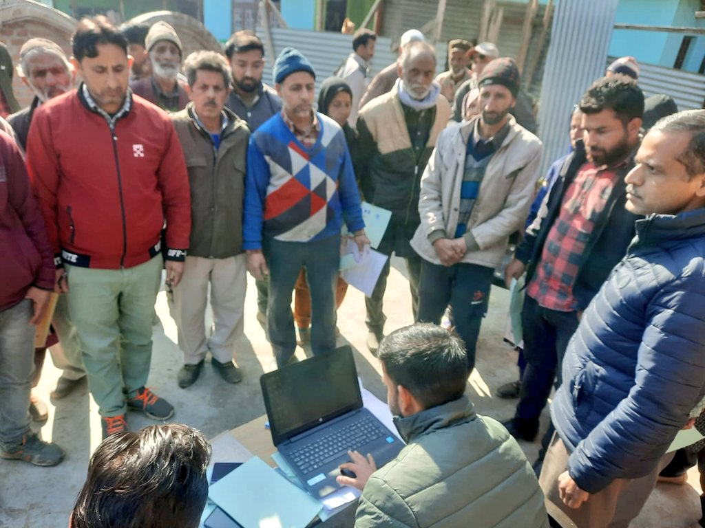 DICKishtwar's tweet photo. #goodgovernanceweek22
#PrashasanGaonKiAur
e-Jamabandi been accessed by landowners in Village Mulchiter Tehsil Mughalmaidan as part of DILRMP "AAPKI ZAMEEN AAPKI NIGRANI"
Beneficiaries getting access to land record/affidavits attested
@diprjk
@dckishtwar
@Devansh_IAS https://t.co/5csW4Wwu4M